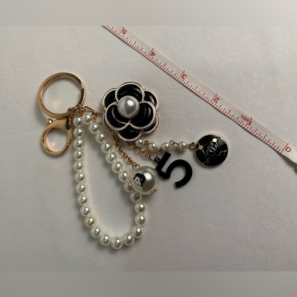 Black & White Pearl Charms Camila Flower No. 5 CC Keychain - Picture 3 of 3